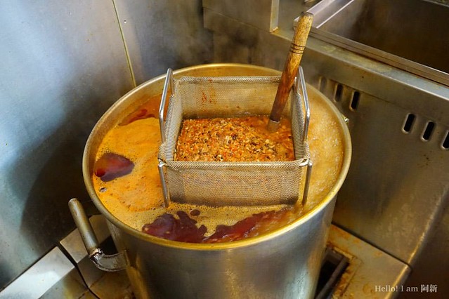 品宏小不點麻辣燙┃台中美食推薦:位於一中街的老字號麻辣燙,中藥練製湯頭口感厚實溫潤,外帶簡單易煮,在家也可以輕鬆享用,聚餐圍爐都很適合 @飛天璇的口袋