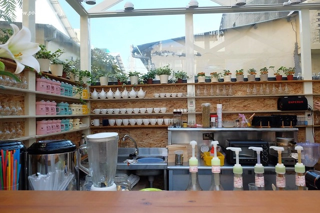 碰憩咖啡館.Risu Café┃台中親子友善餐廳:台中也有最夯的燈炮珍珠奶茶,門口有小庭院.沙坑.清洗區、室內有小小遊戲區,塔羅牌預約,位於南屯路干城街 @飛天璇的口袋