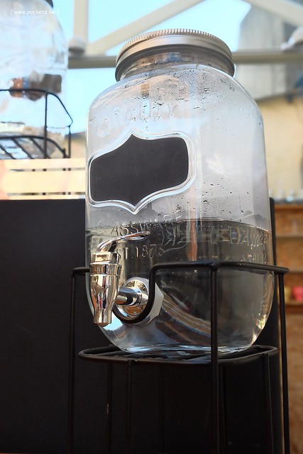 碰憩咖啡館.Risu Café┃台中親子友善餐廳:台中也有最夯的燈炮珍珠奶茶,門口有小庭院.沙坑.清洗區、室內有小小遊戲區,塔羅牌預約,位於南屯路干城街 @飛天璇的口袋