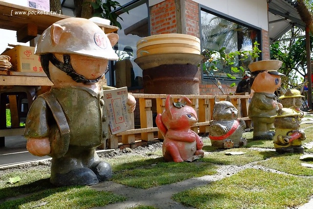 2016台灣蜀藝節-田中窯創意園區┃彰化旅遊景點:蜀葵花田迷宮躲貓貓、美麗的大片落羽松、貓咪主題裝置藝術、窯烤麵包、青森蘋果霜淇淋、鄰近高鐵彰化站步行10分鐘即可抵達 @飛天璇的口袋