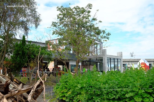 2016台灣蜀藝節-田中窯創意園區┃彰化旅遊景點:蜀葵花田迷宮躲貓貓、美麗的大片落羽松、貓咪主題裝置藝術、窯烤麵包、青森蘋果霜淇淋、鄰近高鐵彰化站步行10分鐘即可抵達 @飛天璇的口袋