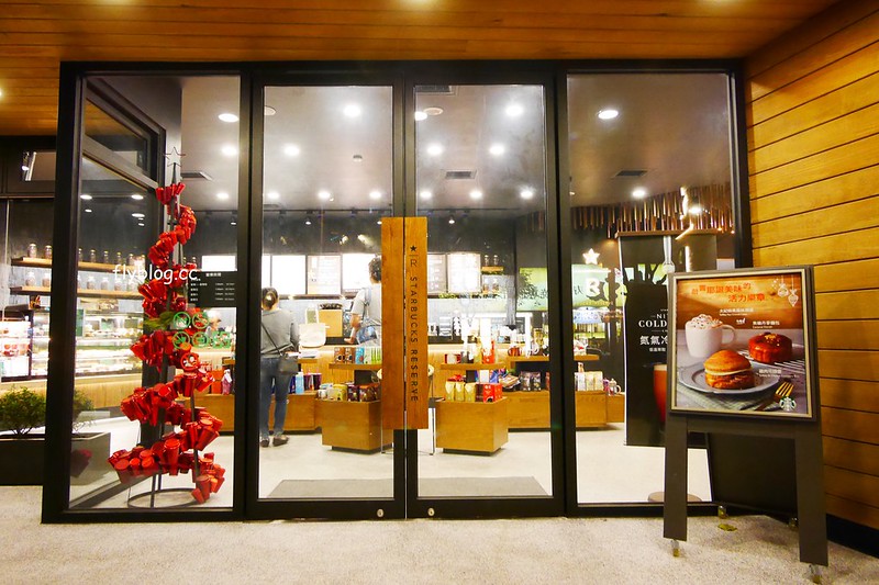 星巴克大英店 Starbucks┃台中南屯:全台灣第二家摩登典藏吧台門市,下午4點之後還提供咖啡啤酒,公益路IG拍照打卡新亮點 @飛天璇的口袋