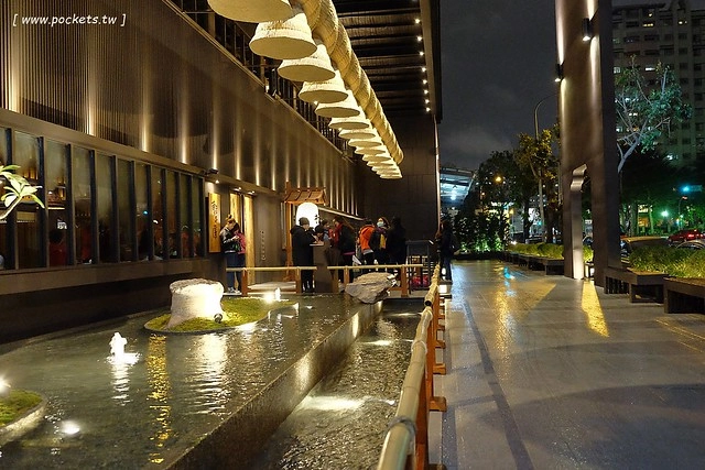 拾七石頭火鍋┃台中火鍋推薦:輕井澤最新力作,承襲集團一貫氣派裝潢,石頭火鍋、麻辣火鍋、壽喜燒和商業午餐,還有小農文創市集和日本有田燒 @飛天璇的口袋