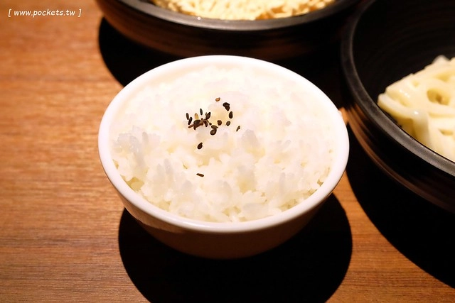 拾七石頭火鍋┃台中火鍋推薦:輕井澤最新力作,承襲集團一貫氣派裝潢,石頭火鍋、麻辣火鍋、壽喜燒和商業午餐,還有小農文創市集和日本有田燒 @飛天璇的口袋