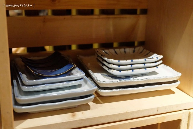 拾七石頭火鍋┃台中火鍋推薦:輕井澤最新力作,承襲集團一貫氣派裝潢,石頭火鍋、麻辣火鍋、壽喜燒和商業午餐,還有小農文創市集和日本有田燒 @飛天璇的口袋