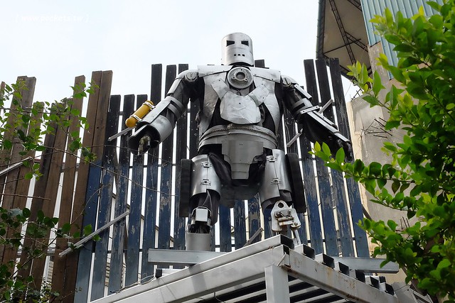 大里龍貓公車站牌|運用廢棄材料做成的裝置立體龍貓公車站牌,化腐朽為神奇的龍貓立體彩繪裝置藝術 @飛天璇的口袋