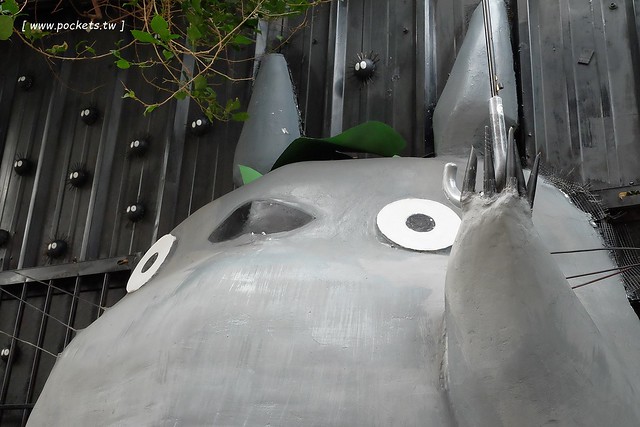 大里龍貓公車站牌|運用廢棄材料做成的裝置立體龍貓公車站牌,化腐朽為神奇的龍貓立體彩繪裝置藝術 @飛天璇的口袋