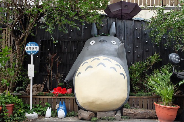 大里龍貓公車站牌|運用廢棄材料做成的裝置立體龍貓公車站牌,化腐朽為神奇的龍貓立體彩繪裝置藝術 @飛天璇的口袋