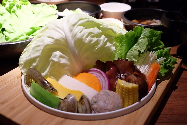 拾七石頭火鍋┃台中火鍋推薦:輕井澤最新力作,承襲集團一貫氣派裝潢,石頭火鍋、麻辣火鍋、壽喜燒和商業午餐,還有小農文創市集和日本有田燒 @飛天璇的口袋