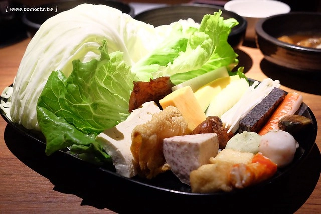 拾七石頭火鍋┃台中火鍋推薦:輕井澤最新力作,承襲集團一貫氣派裝潢,石頭火鍋、麻辣火鍋、壽喜燒和商業午餐,還有小農文創市集和日本有田燒 @飛天璇的口袋