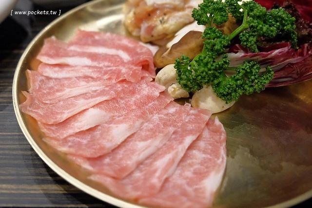 龍八燒肉.黑毛和牛專賣┃台中燒肉推薦:北屯崇德路新開的燒肉店,9A等級安格斯和牛,韓劇裡出現的雪濃湯,釜山很夯的蒸籠海鮮,鄰近台中洲際棒球場 @飛天璇的口袋