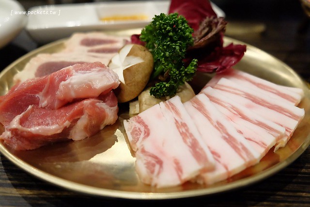 龍八燒肉.黑毛和牛專賣┃台中燒肉推薦:北屯崇德路新開的燒肉店,9A等級安格斯和牛,韓劇裡出現的雪濃湯,釜山很夯的蒸籠海鮮,鄰近台中洲際棒球場 @飛天璇的口袋