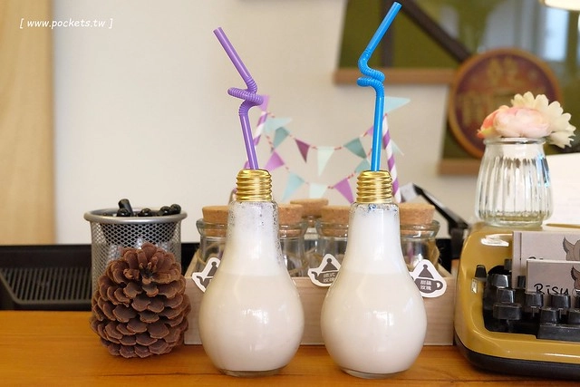 碰憩咖啡館.Risu Café┃台中親子友善餐廳:台中也有最夯的燈炮珍珠奶茶,門口有小庭院.沙坑.清洗區、室內有小小遊戲區,塔羅牌預約,位於南屯路干城街 @飛天璇的口袋