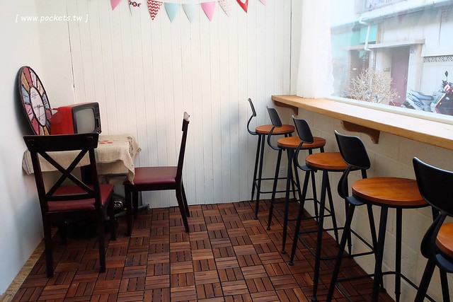 碰憩咖啡館.Risu Café┃台中親子友善餐廳:台中也有最夯的燈炮珍珠奶茶,門口有小庭院.沙坑.清洗區、室內有小小遊戲區,塔羅牌預約,位於南屯路干城街 @飛天璇的口袋