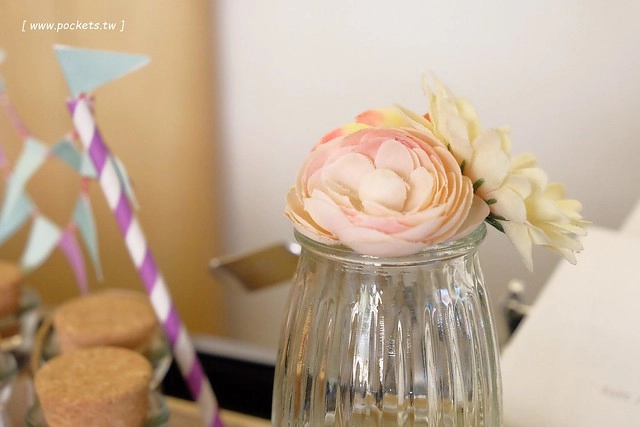 碰憩咖啡館.Risu Café┃台中親子友善餐廳:台中也有最夯的燈炮珍珠奶茶,門口有小庭院.沙坑.清洗區、室內有小小遊戲區,塔羅牌預約,位於南屯路干城街 @飛天璇的口袋