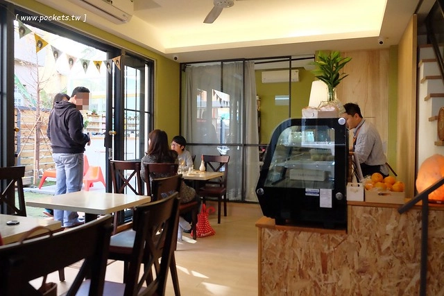 碰憩咖啡館.Risu Café┃台中親子友善餐廳:台中也有最夯的燈炮珍珠奶茶,門口有小庭院.沙坑.清洗區、室內有小小遊戲區,塔羅牌預約,位於南屯路干城街 @飛天璇的口袋