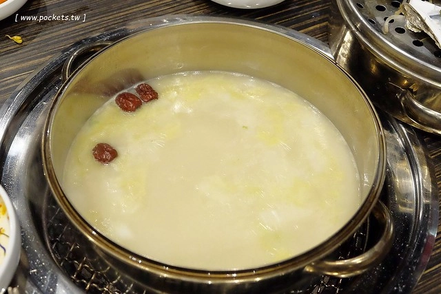 龍八燒肉.黑毛和牛專賣┃台中燒肉推薦:北屯崇德路新開的燒肉店,9A等級安格斯和牛,韓劇裡出現的雪濃湯,釜山很夯的蒸籠海鮮,鄰近台中洲際棒球場 @飛天璇的口袋