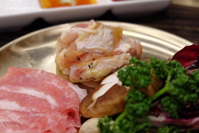 龍八燒肉.黑毛和牛專賣┃台中燒肉推薦:北屯崇德路新開的燒肉店,9A等級安格斯和牛,韓劇裡出現的雪濃湯,釜山很夯的蒸籠海鮮,鄰近台中洲際棒球場 @飛天璇的口袋