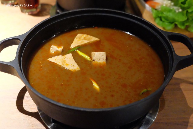 拾七石頭火鍋┃台中火鍋推薦:輕井澤最新力作,承襲集團一貫氣派裝潢,石頭火鍋、麻辣火鍋、壽喜燒和商業午餐,還有小農文創市集和日本有田燒 @飛天璇的口袋