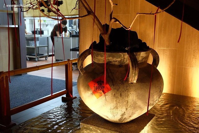 拾七石頭火鍋┃台中火鍋推薦:輕井澤最新力作,承襲集團一貫氣派裝潢,石頭火鍋、麻辣火鍋、壽喜燒和商業午餐,還有小農文創市集和日本有田燒 @飛天璇的口袋