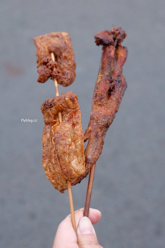 南投草屯|林家烤肉屋.草屯大觀市場超人氣烤肉屋,推薦米血、豆皮、七里香,隱藏版炸雞排 @飛天璇的口袋