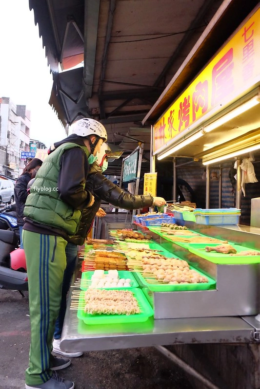 南投草屯|林家烤肉屋.草屯大觀市場超人氣烤肉屋,推薦米血、豆皮、七里香,隱藏版炸雞排 @飛天璇的口袋