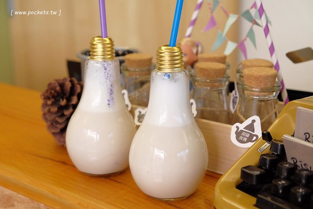 碰憩咖啡館.Risu Café┃台中親子友善餐廳:台中也有最夯的燈炮珍珠奶茶,門口有小庭院.沙坑.清洗區、室內有小小遊戲區,塔羅牌預約,位於南屯路干城街 @飛天璇的口袋