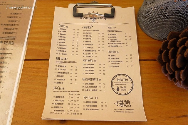 碰憩咖啡館.Risu Café┃台中親子友善餐廳:台中也有最夯的燈炮珍珠奶茶,門口有小庭院.沙坑.清洗區、室內有小小遊戲區,塔羅牌預約,位於南屯路干城街 @飛天璇的口袋