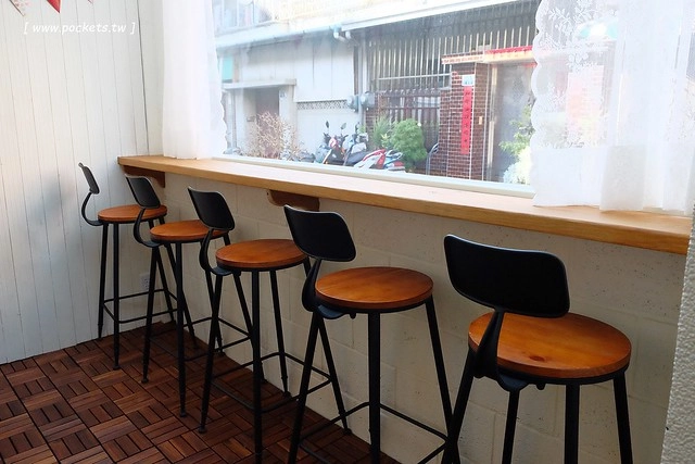 碰憩咖啡館.Risu Café┃台中親子友善餐廳:台中也有最夯的燈炮珍珠奶茶,門口有小庭院.沙坑.清洗區、室內有小小遊戲區,塔羅牌預約,位於南屯路干城街 @飛天璇的口袋