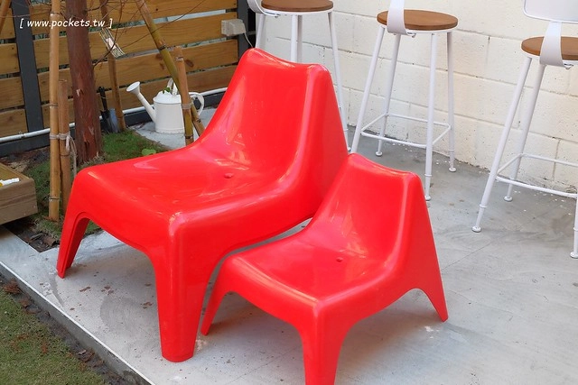 碰憩咖啡館.Risu Café┃台中親子友善餐廳:台中也有最夯的燈炮珍珠奶茶,門口有小庭院.沙坑.清洗區、室內有小小遊戲區,塔羅牌預約,位於南屯路干城街 @飛天璇的口袋