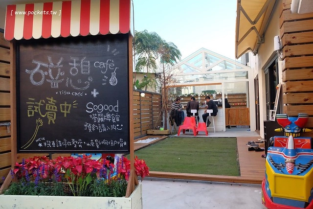 碰憩咖啡館.Risu Café┃台中親子友善餐廳:台中也有最夯的燈炮珍珠奶茶,門口有小庭院.沙坑.清洗區、室內有小小遊戲區,塔羅牌預約,位於南屯路干城街 @飛天璇的口袋