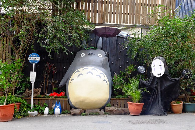 大里龍貓公車站牌|運用廢棄材料做成的裝置立體龍貓公車站牌,化腐朽為神奇的龍貓立體彩繪裝置藝術 @飛天璇的口袋