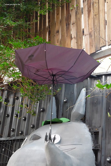 大里龍貓公車站牌|運用廢棄材料做成的裝置立體龍貓公車站牌,化腐朽為神奇的龍貓立體彩繪裝置藝術 @飛天璇的口袋