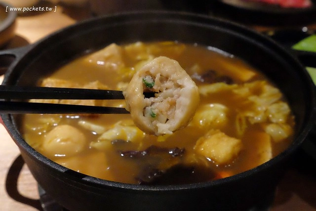 拾七石頭火鍋┃台中火鍋推薦:輕井澤最新力作,承襲集團一貫氣派裝潢,石頭火鍋、麻辣火鍋、壽喜燒和商業午餐,還有小農文創市集和日本有田燒 @飛天璇的口袋