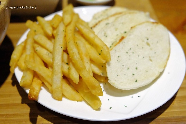 禾間糧倉:鄰近台灣大道的SOGO商圈與科博館,裝潢走工業風的元素,餐點份量多但是價格偏高 @飛天璇的口袋