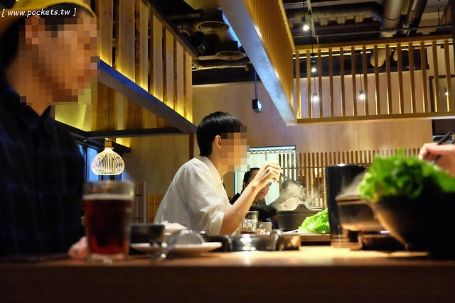 拾七石頭火鍋┃台中火鍋推薦:輕井澤最新力作,承襲集團一貫氣派裝潢,石頭火鍋、麻辣火鍋、壽喜燒和商業午餐,還有小農文創市集和日本有田燒 @飛天璇的口袋