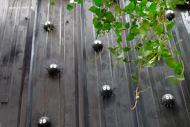 大里龍貓公車站牌|運用廢棄材料做成的裝置立體龍貓公車站牌,化腐朽為神奇的龍貓立體彩繪裝置藝術 @飛天璇的口袋