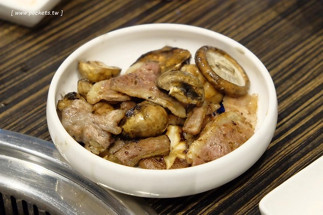 龍八燒肉.黑毛和牛專賣┃台中燒肉推薦:北屯崇德路新開的燒肉店,9A等級安格斯和牛,韓劇裡出現的雪濃湯,釜山很夯的蒸籠海鮮,鄰近台中洲際棒球場 @飛天璇的口袋