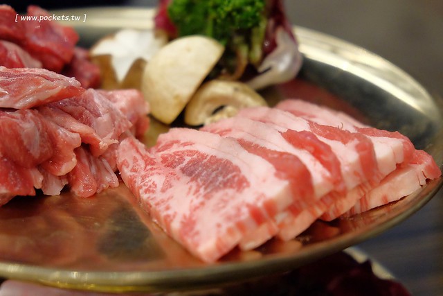 龍八燒肉.黑毛和牛專賣┃台中燒肉推薦:北屯崇德路新開的燒肉店,9A等級安格斯和牛,韓劇裡出現的雪濃湯,釜山很夯的蒸籠海鮮,鄰近台中洲際棒球場 @飛天璇的口袋