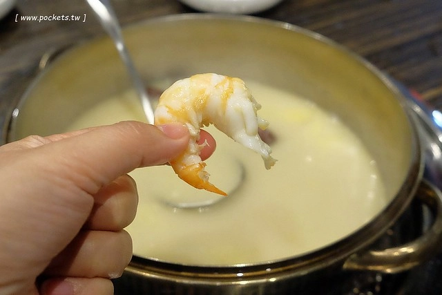 龍八燒肉.黑毛和牛專賣┃台中燒肉推薦:北屯崇德路新開的燒肉店,9A等級安格斯和牛,韓劇裡出現的雪濃湯,釜山很夯的蒸籠海鮮,鄰近台中洲際棒球場 @飛天璇的口袋