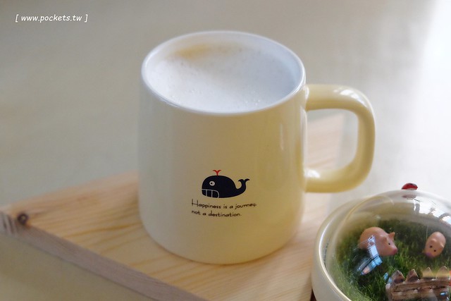 碰憩咖啡館.Risu Café┃台中親子友善餐廳:台中也有最夯的燈炮珍珠奶茶,門口有小庭院.沙坑.清洗區、室內有小小遊戲區,塔羅牌預約,位於南屯路干城街 @飛天璇的口袋