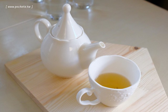 碰憩咖啡館.Risu Café┃台中親子友善餐廳:台中也有最夯的燈炮珍珠奶茶,門口有小庭院.沙坑.清洗區、室內有小小遊戲區,塔羅牌預約,位於南屯路干城街 @飛天璇的口袋