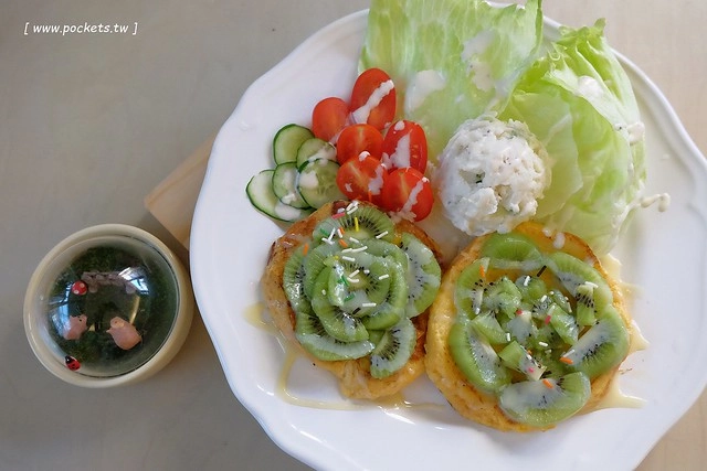 碰憩咖啡館.Risu Café┃台中親子友善餐廳:台中也有最夯的燈炮珍珠奶茶,門口有小庭院.沙坑.清洗區、室內有小小遊戲區,塔羅牌預約,位於南屯路干城街 @飛天璇的口袋