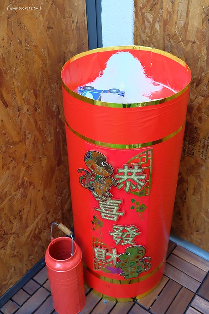 碰憩咖啡館.Risu Café┃台中親子友善餐廳:台中也有最夯的燈炮珍珠奶茶,門口有小庭院.沙坑.清洗區、室內有小小遊戲區,塔羅牌預約,位於南屯路干城街 @飛天璇的口袋