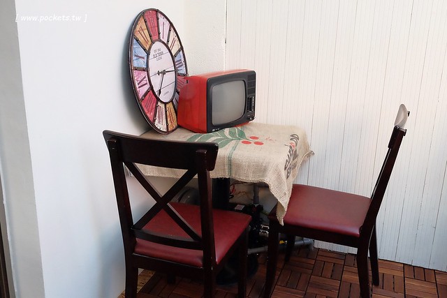 碰憩咖啡館.Risu Café┃台中親子友善餐廳:台中也有最夯的燈炮珍珠奶茶,門口有小庭院.沙坑.清洗區、室內有小小遊戲區,塔羅牌預約,位於南屯路干城街 @飛天璇的口袋