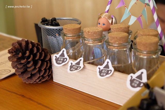 碰憩咖啡館.Risu Café┃台中親子友善餐廳:台中也有最夯的燈炮珍珠奶茶,門口有小庭院.沙坑.清洗區、室內有小小遊戲區,塔羅牌預約,位於南屯路干城街 @飛天璇的口袋