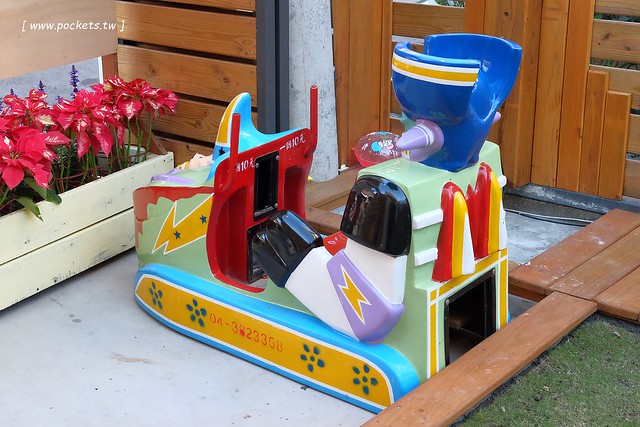 碰憩咖啡館.Risu Café┃台中親子友善餐廳:台中也有最夯的燈炮珍珠奶茶,門口有小庭院.沙坑.清洗區、室內有小小遊戲區,塔羅牌預約,位於南屯路干城街 @飛天璇的口袋