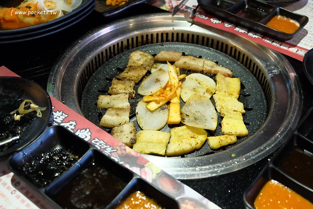 糕糕在尚韓國烤肉┃台中韓式料理:韓式烤肉$499元吃到飽,韓國流行八色豬五花、部隊鍋、拳頭飯,可以體驗穿韓服拍照樂趣,小孩有沙坑可以玩沙,鄰近環中路和龍富夜市 @飛天璇的口袋