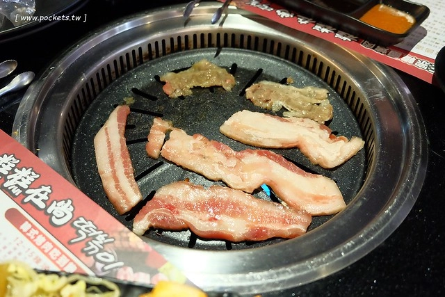 糕糕在尚韓國烤肉┃台中韓式料理:韓式烤肉$499元吃到飽,韓國流行八色豬五花、部隊鍋、拳頭飯,可以體驗穿韓服拍照樂趣,小孩有沙坑可以玩沙,鄰近環中路和龍富夜市 @飛天璇的口袋