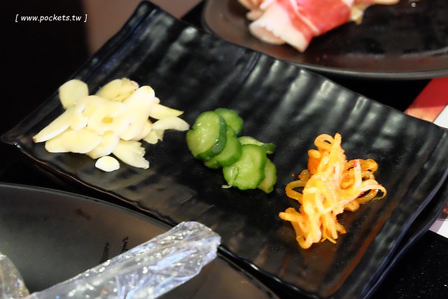 糕糕在尚韓國烤肉┃台中韓式料理:韓式烤肉$499元吃到飽,韓國流行八色豬五花、部隊鍋、拳頭飯,可以體驗穿韓服拍照樂趣,小孩有沙坑可以玩沙,鄰近環中路和龍富夜市 @飛天璇的口袋